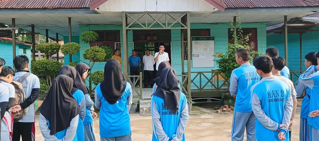 GOTONG ROYONG MENYAMBUT BULAN SUCI RAMADHAN