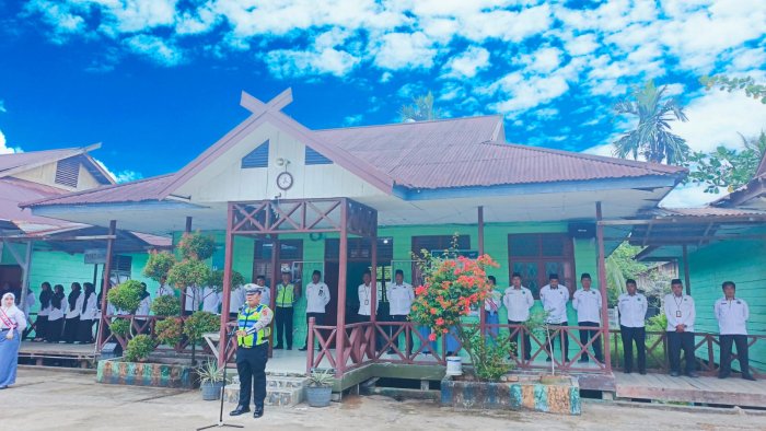 Satlantas Polres Tanjab Barat Jadi Pembina Upacara Bendera di MAN 2 Tanjab Barat