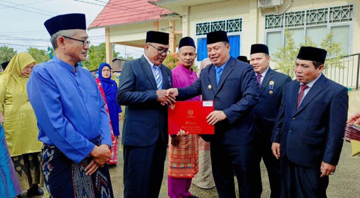 Kepala MAN 2 Tanjab Barat dan Tenaga Pendidik Menerima Satyalancana