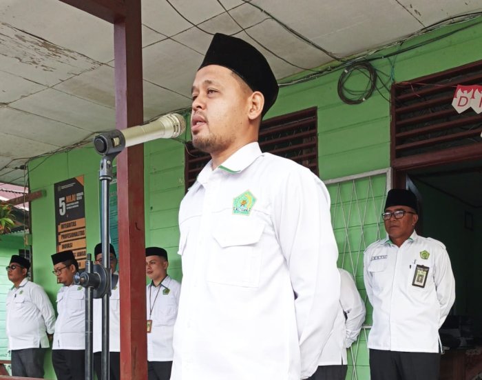 Amanat Pembina Upacara ; Pentingnya Menghormati Guru