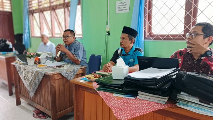 Kepala MAN 2 Tanjab Barat Berikan Pengarahan pada Rapat Akhir Semester