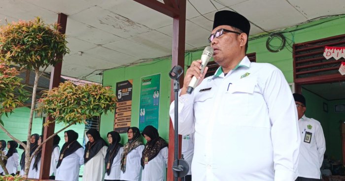 AMANAT PEMBINA UPACARA ; Mentaati Tata Tertib Madrasah