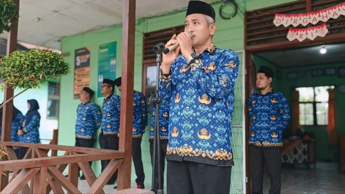 Amanat Pembina Upacara ; Wakil Kepala Madrasah Tekankan Disiplin dan Kepatuhan Siswa