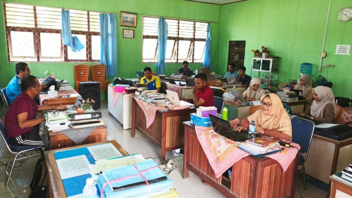 Tenaga Pendidik MAN 2 Tanjab Barat Mengisi Aplikasi RDM