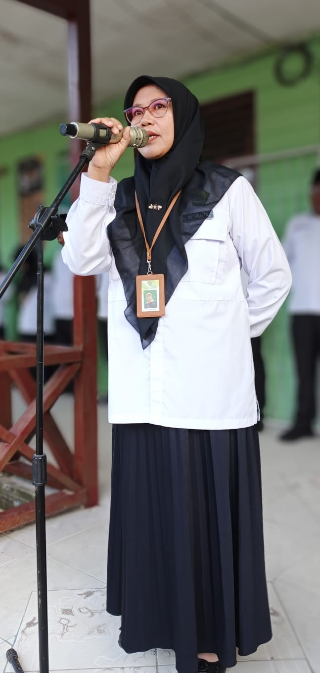 AMANAT PEMBINA UPACARA BENDERA ; ISI KEMERDEKAAN DENGAN BELAJAR YANG BAIK