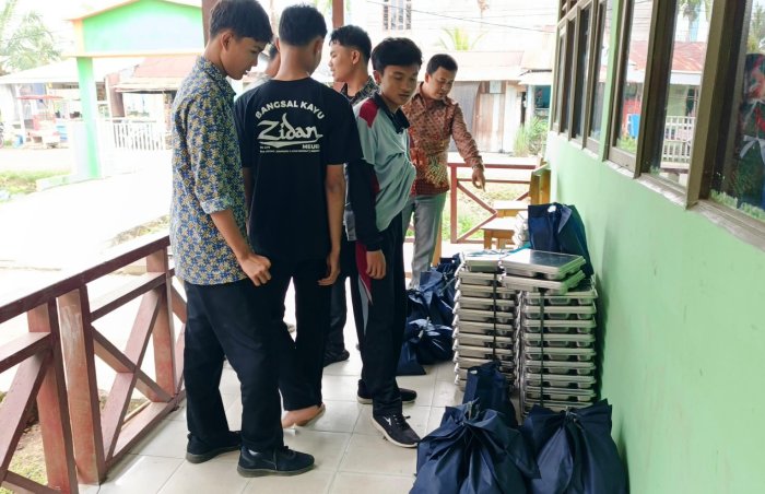 MAN 2 Tanjab Barat Terima Perdana Menu Kering MBG untuk Hari Sabtu