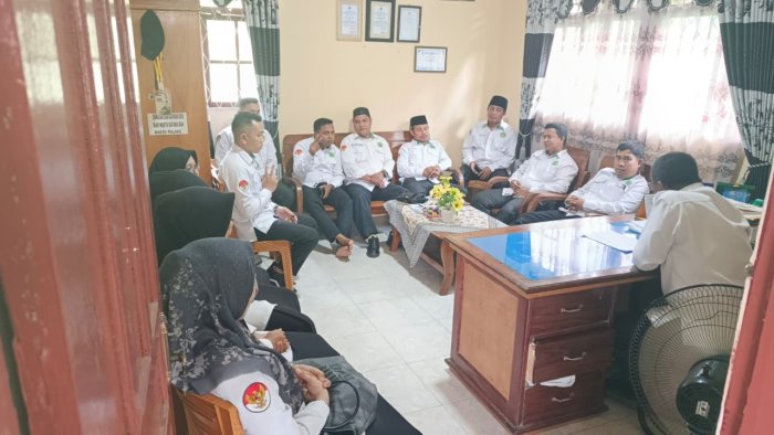 Kepala Madrasah MAN 2 Tanjab Barat Gelar Rapat Pembinaan Tenaga Kependidikan