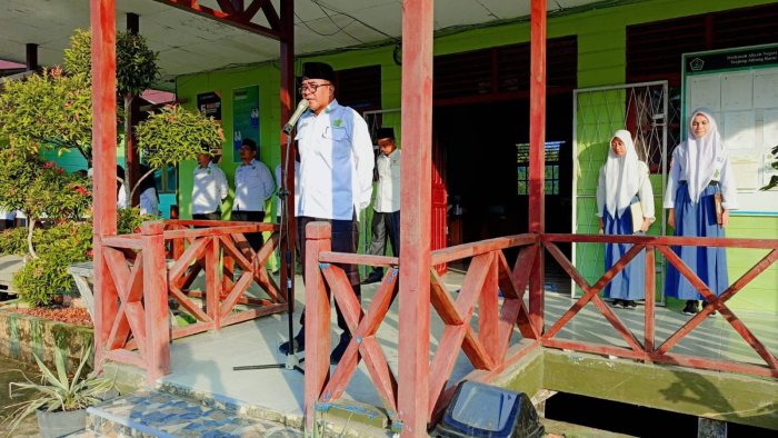 Amanat Pembina Upacara : Ajak Tenaga Pendidik Kependidikan dan Siswa Tingkatkan Disiplin