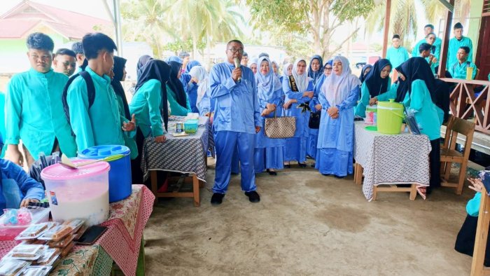 MAN 2 Tanjab Barat Gelar Bazar Siswa Sambut Hari Guru Nasional