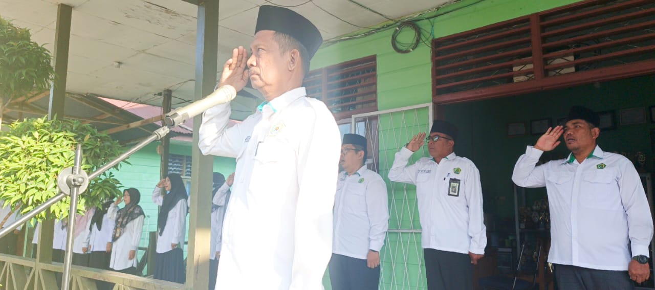 UPACARA BENDERA ; TANAMKAN IKRAR SISWA KEDALAM HATI