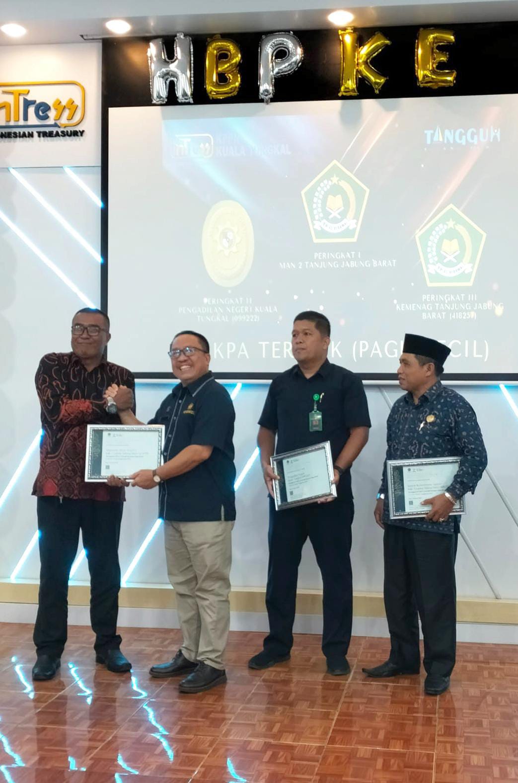 TERBAIK I DARI 2 KABUPATEN TANJAB BARAT DAN TANJAB TIMUR