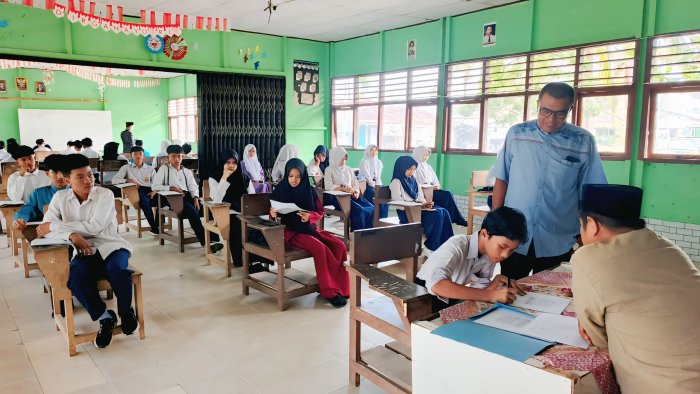Kepala MAN 2 Tanjab Barat Tinjau Pelaksanaan Test Murid Baru Kepala MAN 2 Tanjab Barat Tinjau Pelaksanaan Test Murid Baru