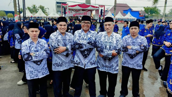 MAN 2 Tanjab Barat Ikuti Upacara HUT Kemerdekaan RI ke-81 di Tengah Gerimis