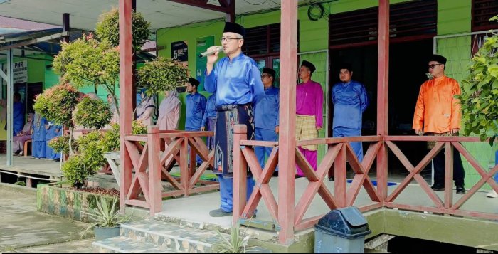 Amanat Pembina Apel ; Wakil Kepala Madrasah Bidang Kurikulum